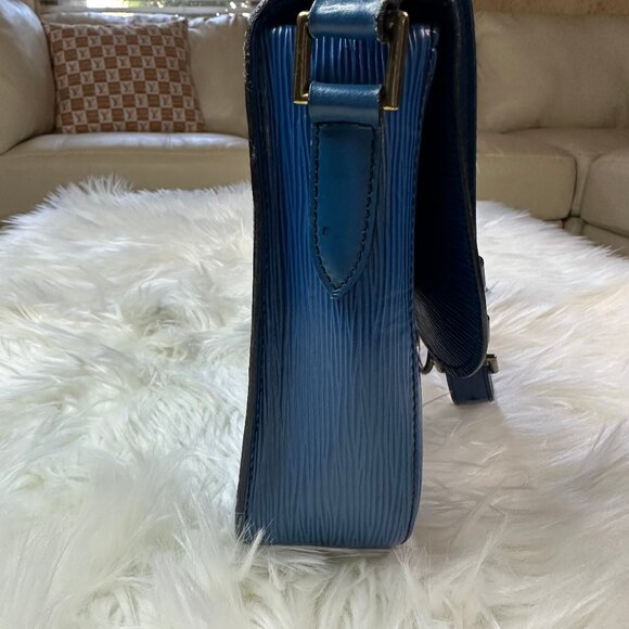 ❌SOLD❌ Authentic Louis Vuitton Saint Cloud GM Epi Leather Crossbody Shoulder Bag - Picture 5 of 17